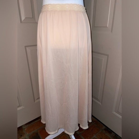 Other - Vintage beige lace trimmed half slip
